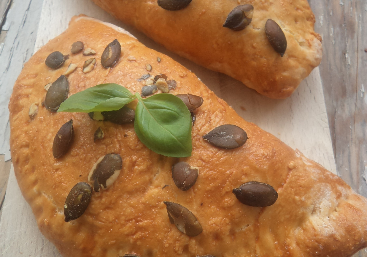 Calzone  z pestkami dyni- z farszem z fileta, parmezanu  i  pieczarek :) foto