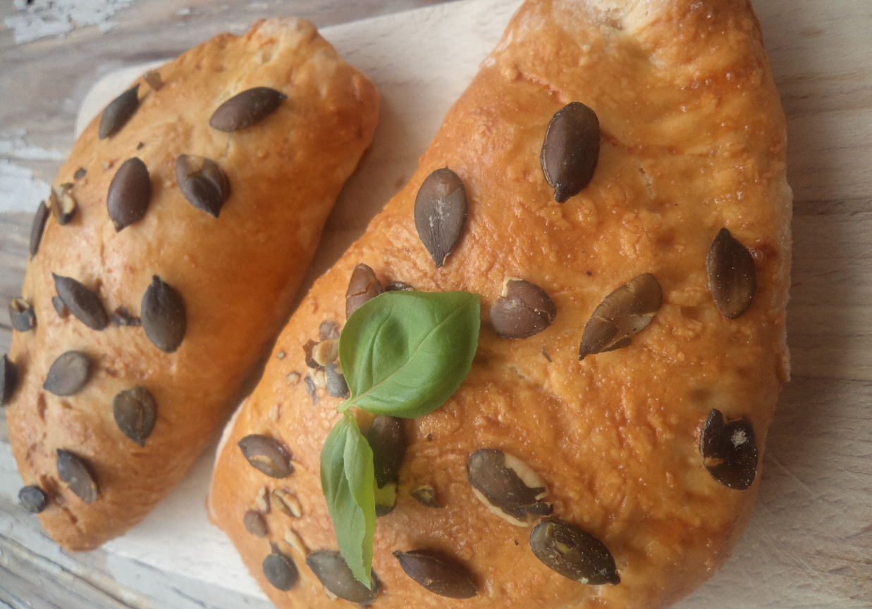Calzone  z pestkami dyni- z farszem z fileta, parmezanu  i  pieczarek :) foto