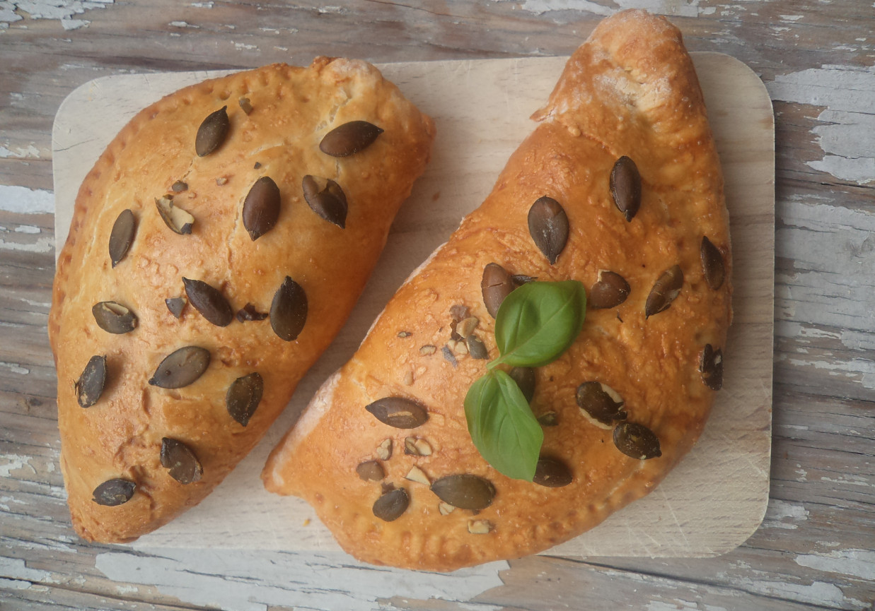 Calzone  z pestkami dyni- z farszem z fileta, parmezanu  i  pieczarek :) foto
