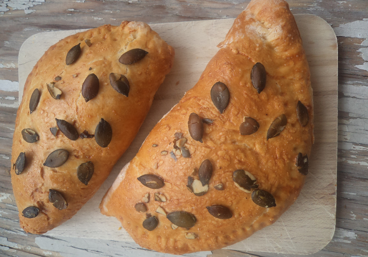 Calzone  z pestkami dyni- z farszem z fileta, parmezanu  i  pieczarek :) foto