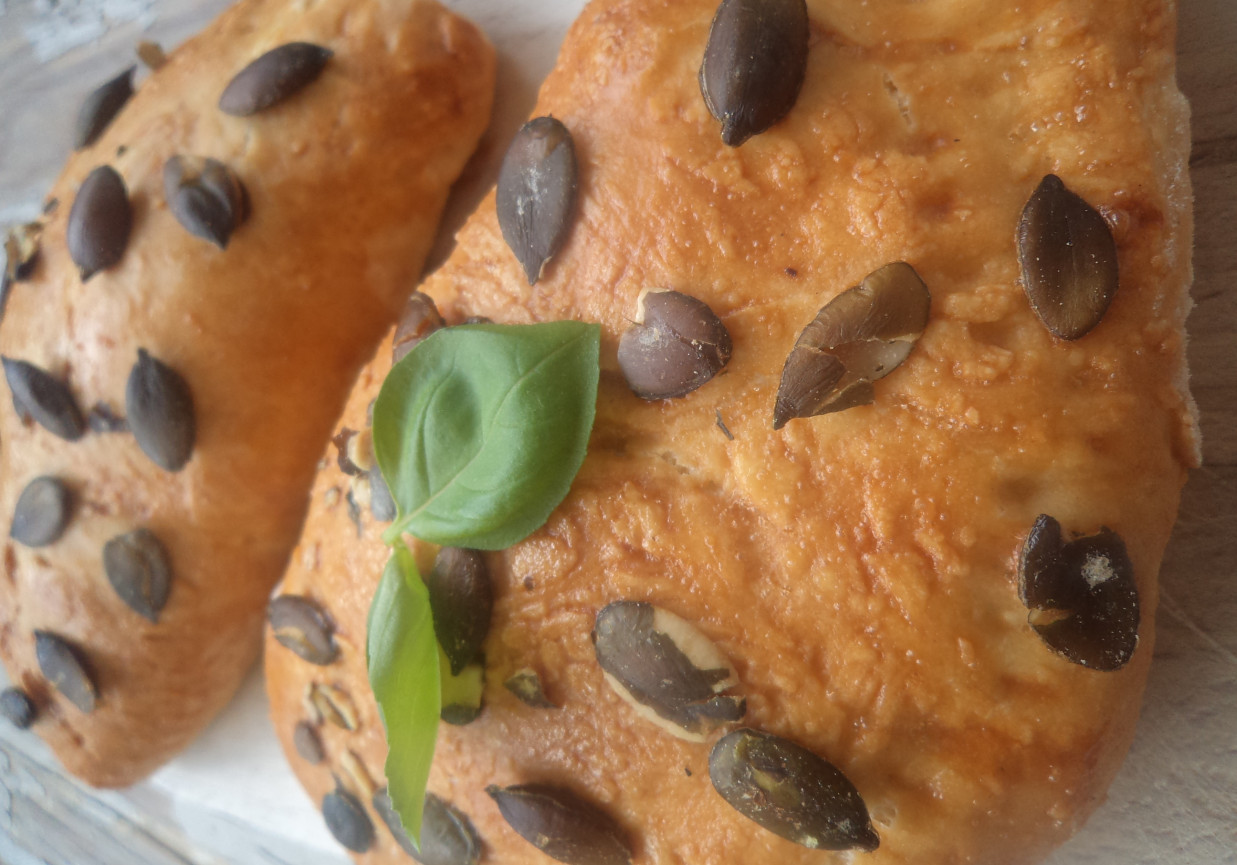 Calzone  z pestkami dyni- z farszem z fileta, parmezanu  i  pieczarek :) foto