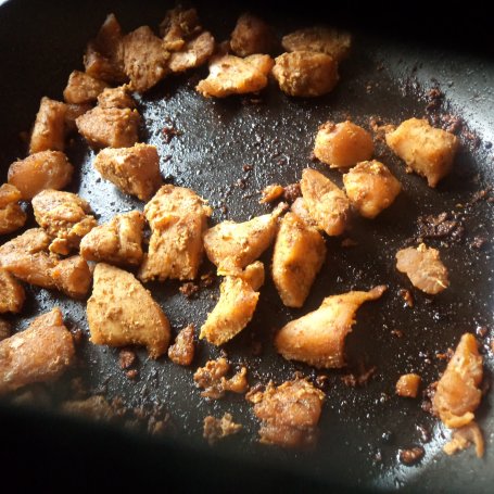 Krok 7 - Calzone  z pestkami dyni- z farszem z fileta, parmezanu  i  pieczarek :) foto
