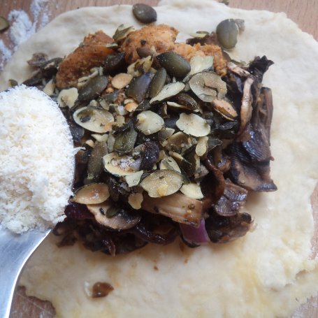Krok 8 - Calzone  z pestkami dyni- z farszem z fileta, parmezanu  i  pieczarek :) foto