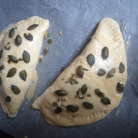 Krok 9 - Calzone  z pestkami dyni- z farszem z fileta, parmezanu  i  pieczarek :) foto