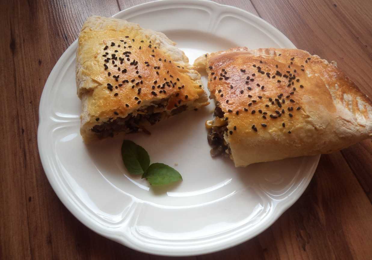 Calzone z pieczarkami i czarnuszką :) foto
