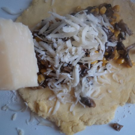 Krok 7 - Calzone z pieczarkami i czarnuszką :) foto