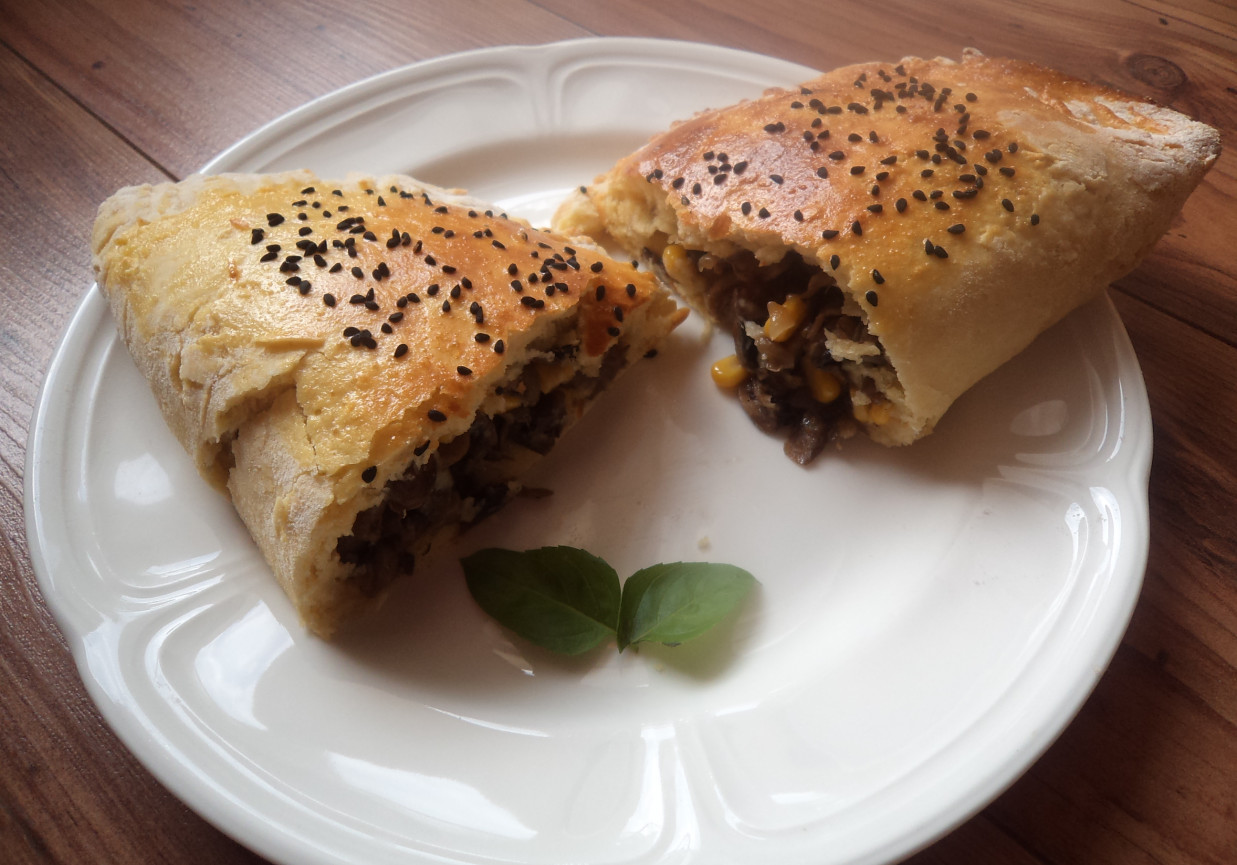 Calzone z pieczarkami i czarnuszką :) foto