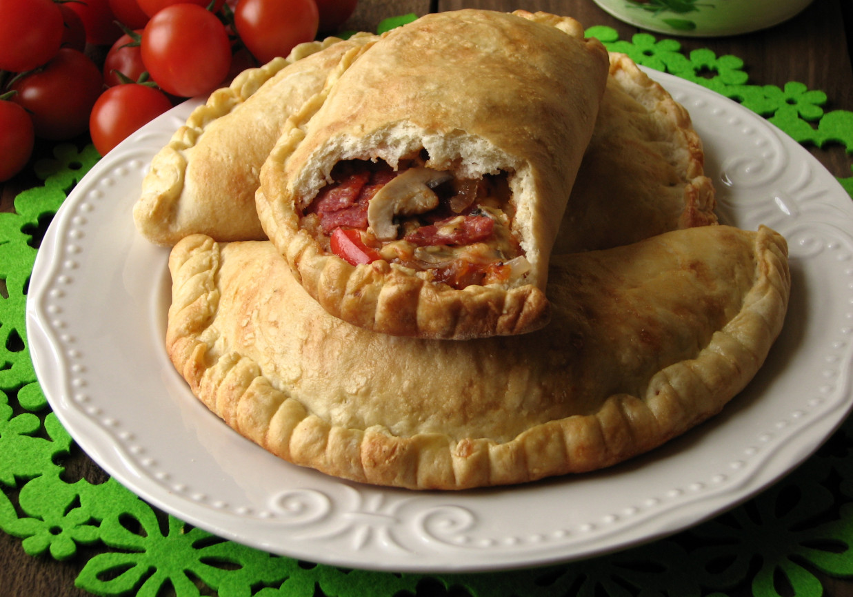 Calzone z salami foto