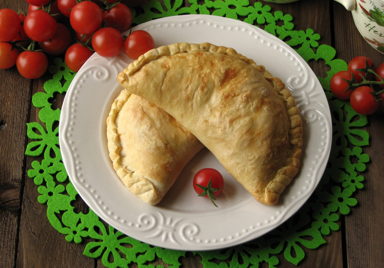Calzone z salami foto