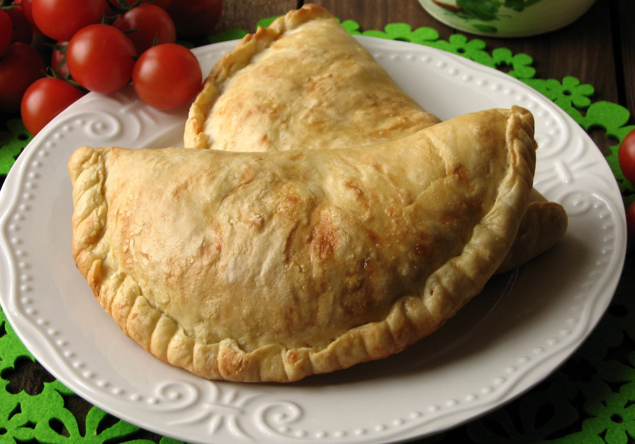 Calzone z salami foto