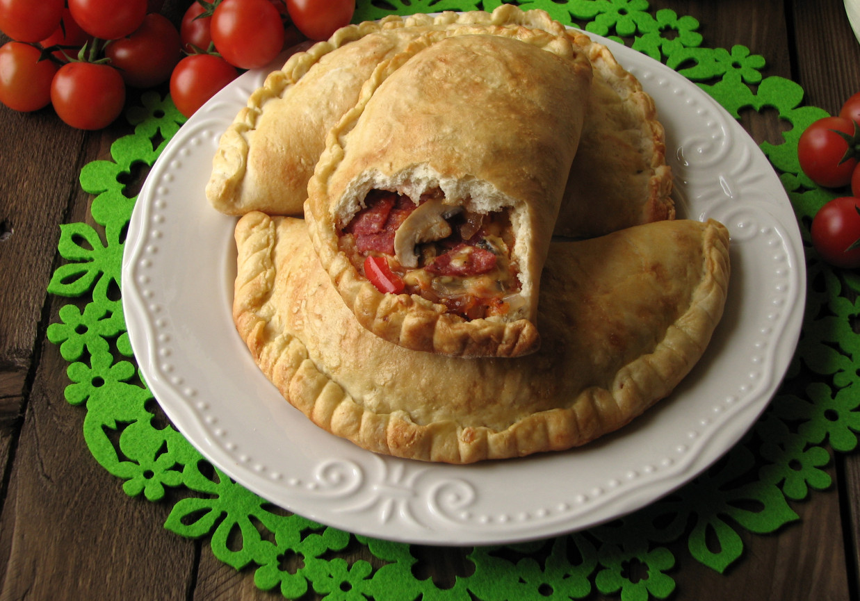 Calzone z salami foto