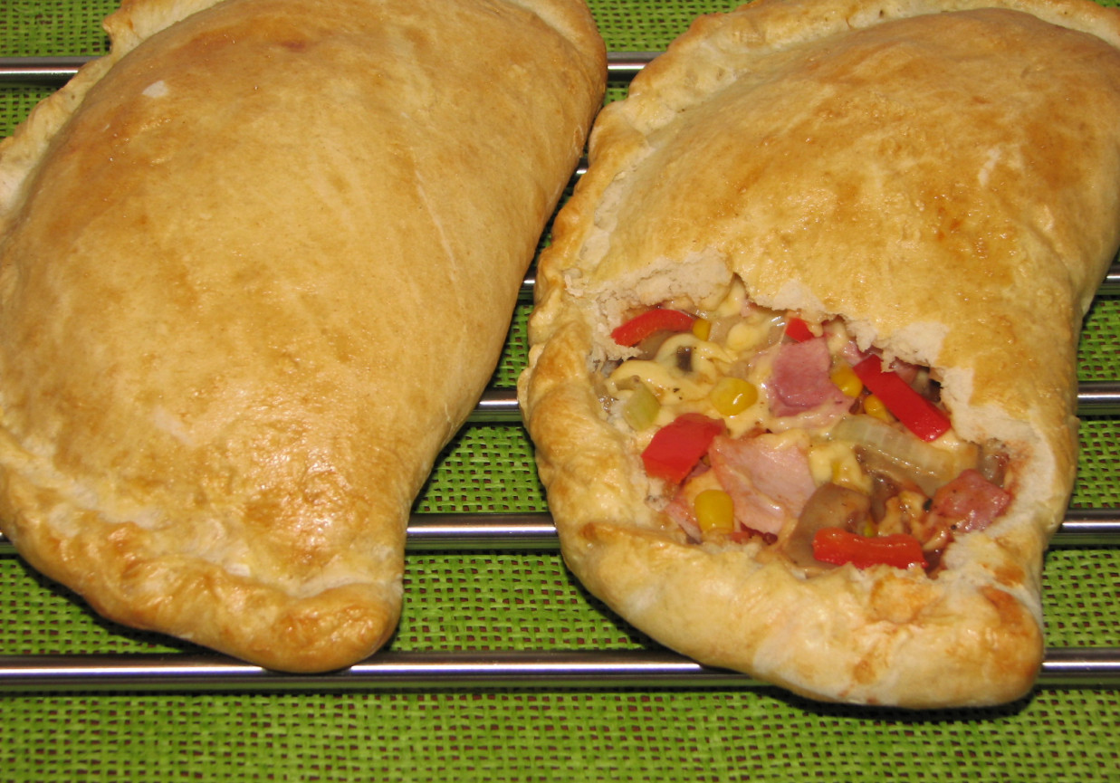 Calzone z szynka i warzywami foto