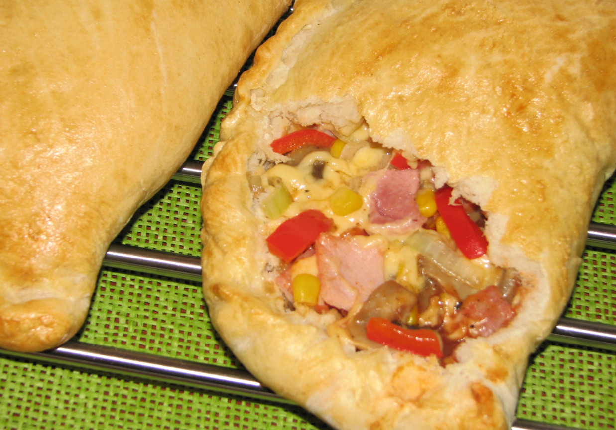 Calzone z szynka i warzywami foto