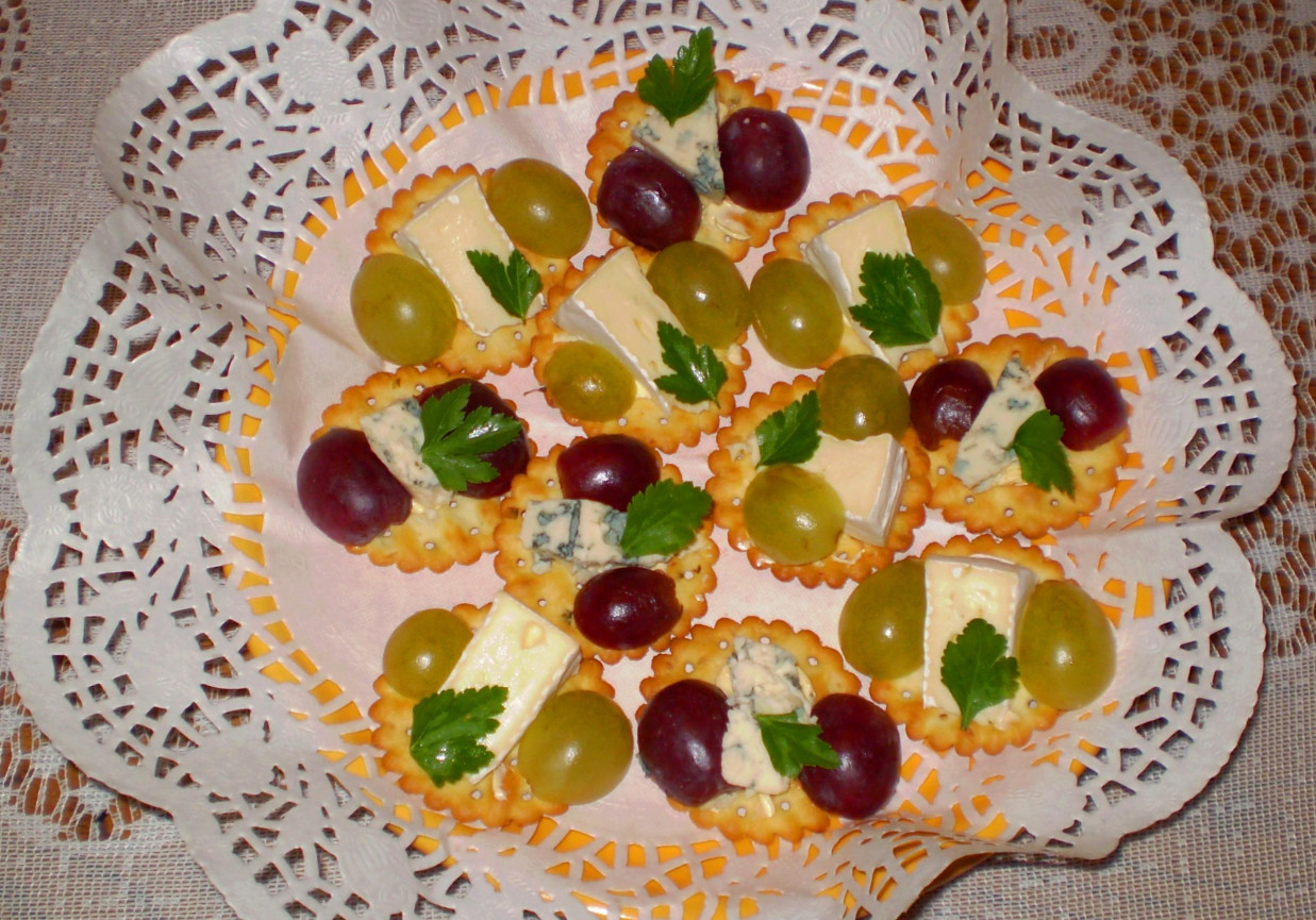 Camembert i Roquefort na krakersach z winogronami : foto
