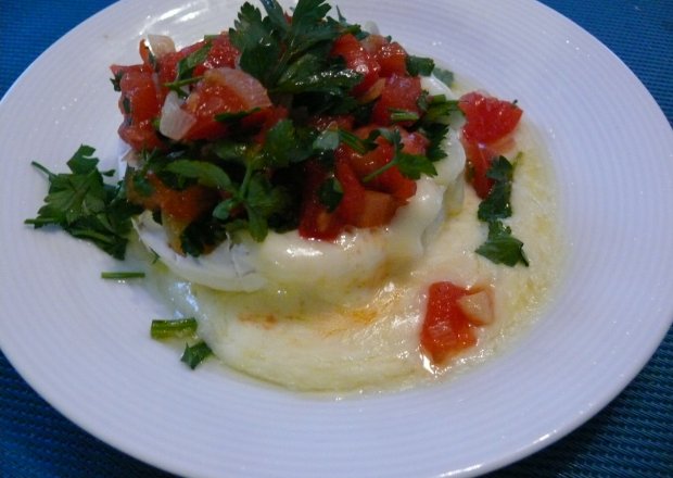 Fotografia przedstawiająca Camembert na ciepło z pomidorami