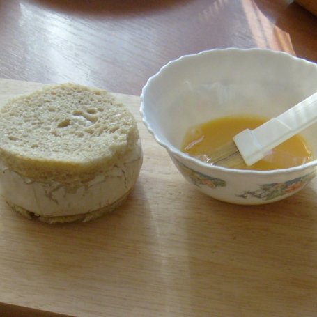 Krok 2 - CAMEMBERT NA CIEPŁO-otulony w chlebie foto