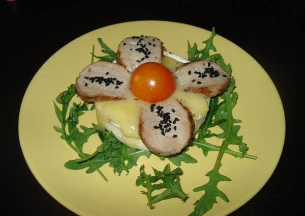 Fotografia przedstawiająca Camembert niczym kwiat...z poledwiczką wieprzową i pomidorkiem koktajlowym :)