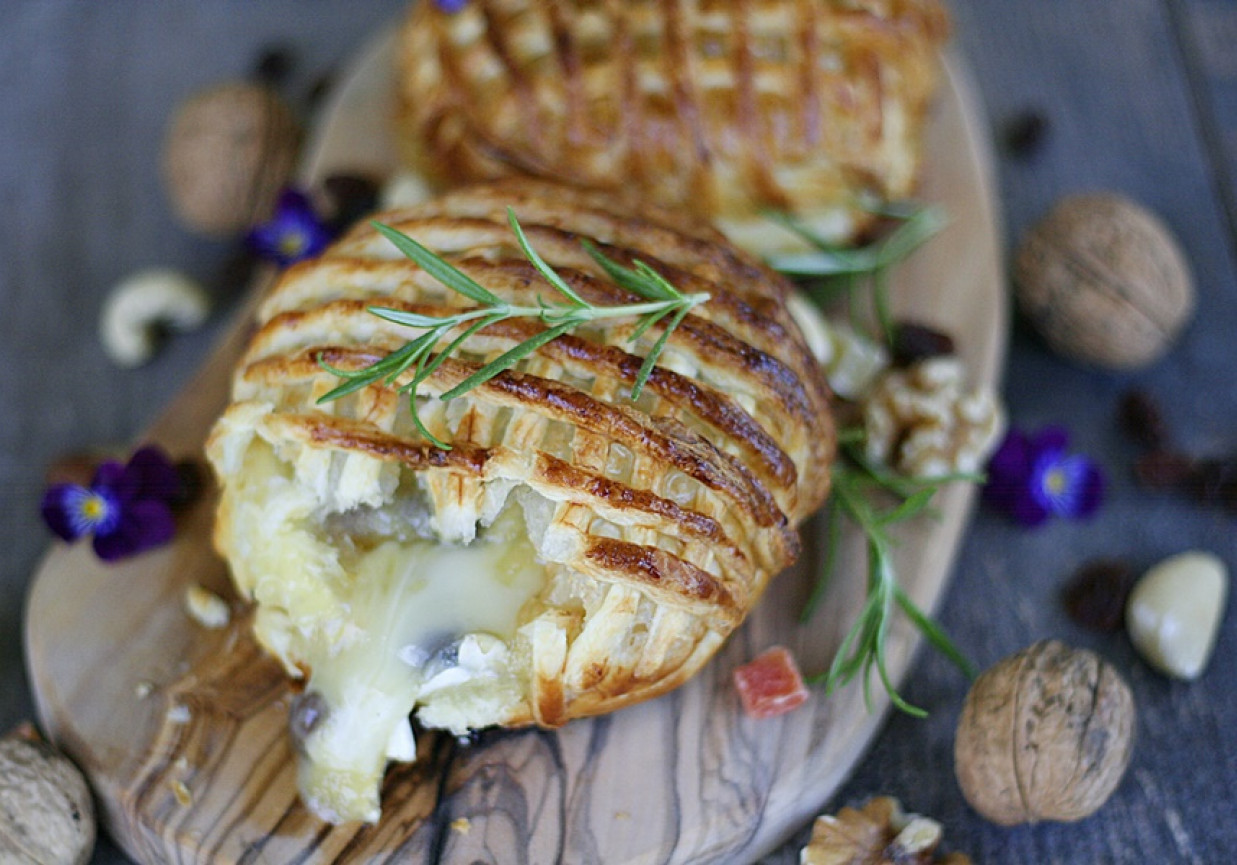 Camembert pieczony z bakaliami w cieście francuskim foto