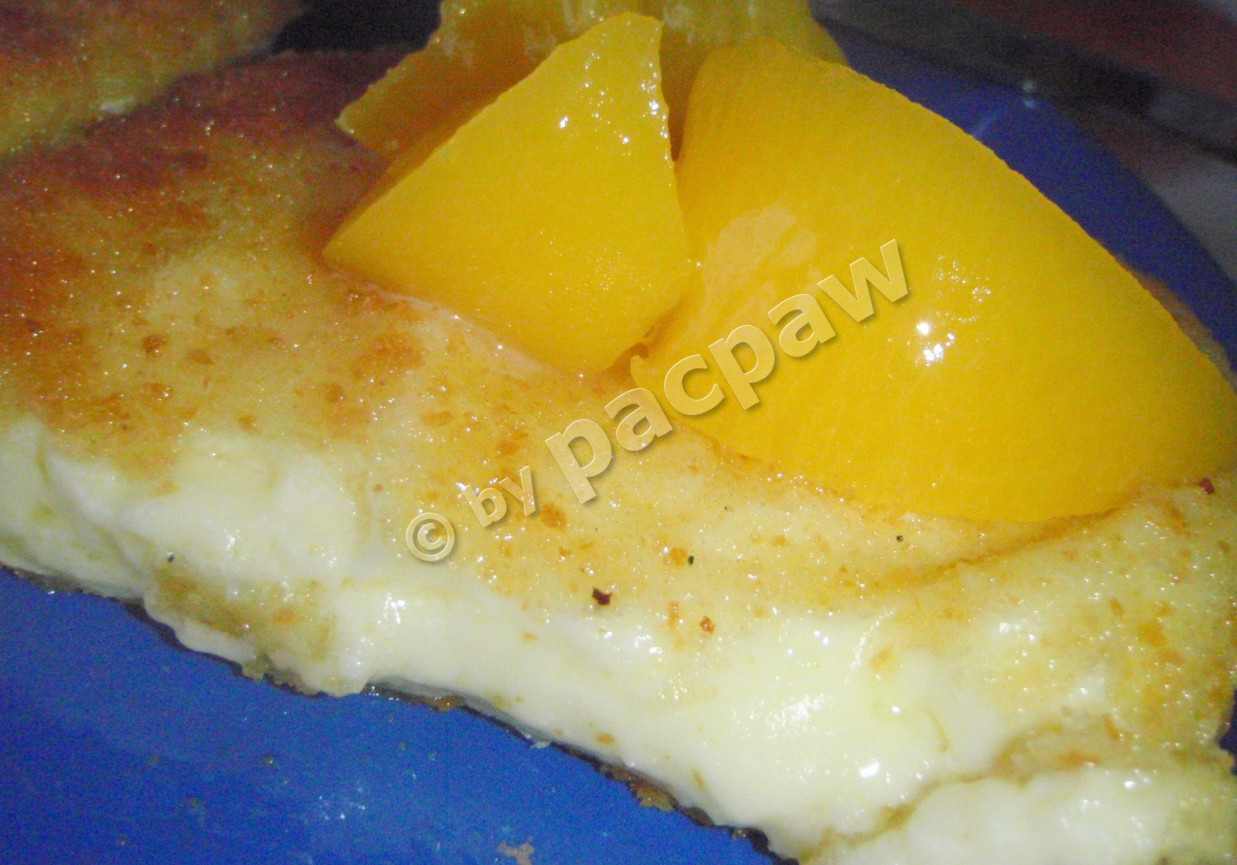 Camembert smażony podany z brzoskwinią foto