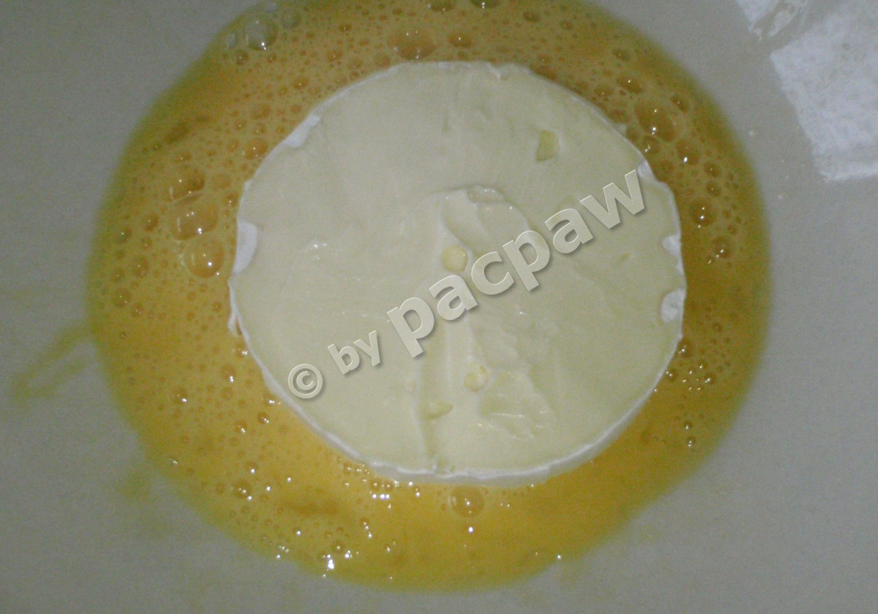 Camembert smażony podany z brzoskwinią foto