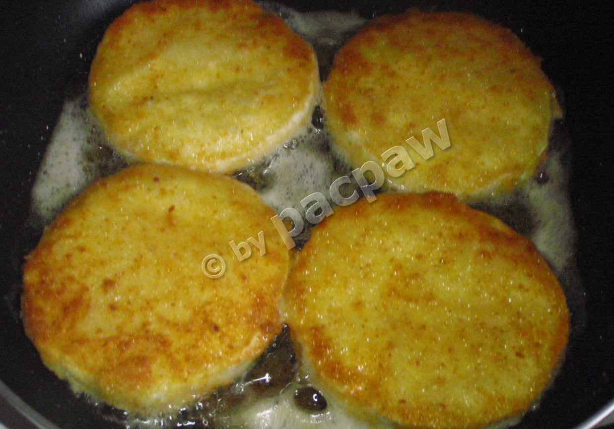 Camembert smażony podany z brzoskwinią foto
