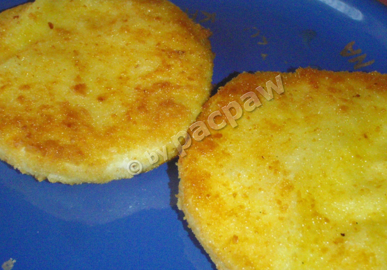 Camembert smażony podany z brzoskwinią foto