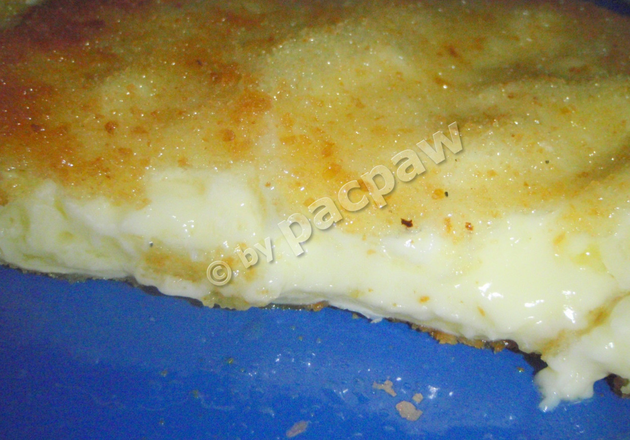 Camembert smażony podany z brzoskwinią foto