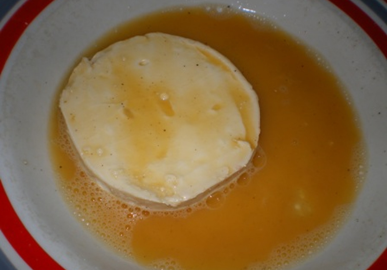 Camembert smażony z truskawkami foto