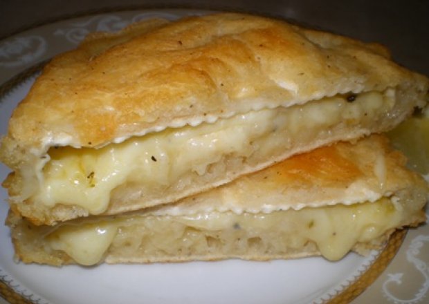 Fotografia przedstawiająca Camembert w cieście naleśnikowym