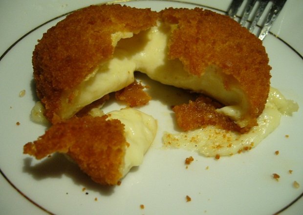 Fotografia przedstawiająca Camembert w panierce
