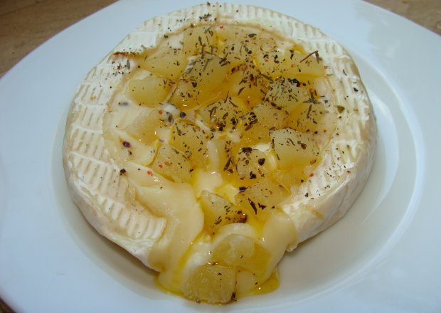 Fotografia przedstawiająca Camembert z ananasem