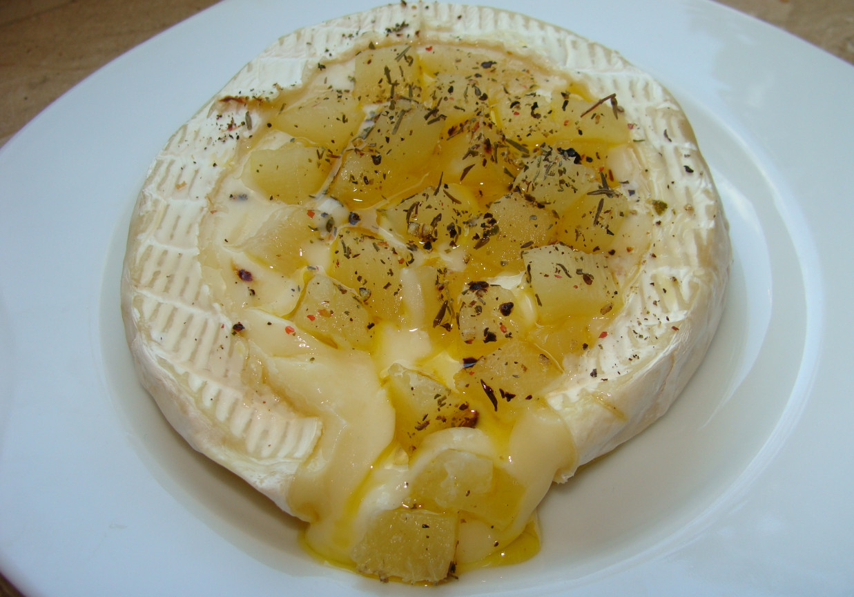 Camembert z ananasem foto