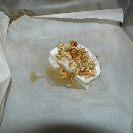 Krok 2 - " Camembert z miodem i orzechami na chrupiącej grzance " foto