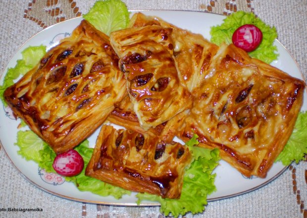 Fotografia przedstawiająca Camembert z pieczarkami w cieście francuskim :