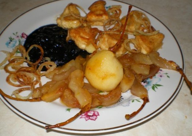 Fotografia przedstawiająca Camembert z prażoną cebulką, karmelizowanymi gruszkami i borówkami