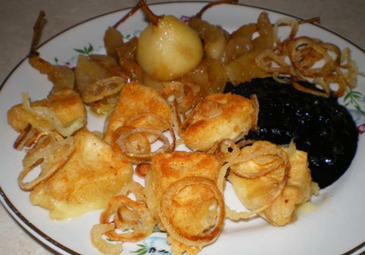 Camembert z prażoną cebulką, karmelizowanymi gruszkami i borówkami foto
