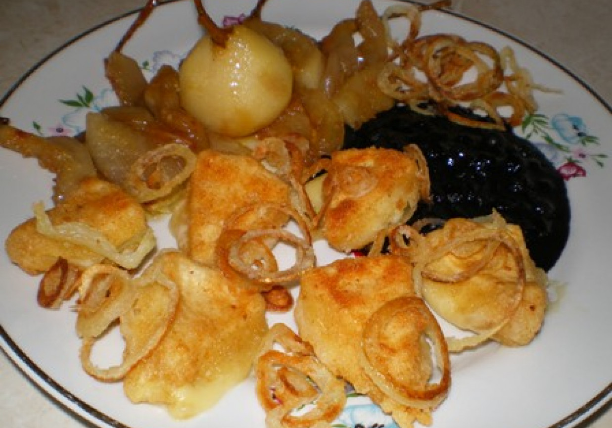 Camembert z prażoną cebulką, karmelizowanymi gruszkami i borówkami foto