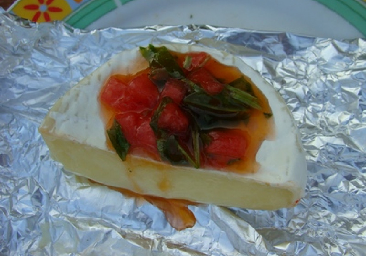 Camembert z salsą arbuzową foto