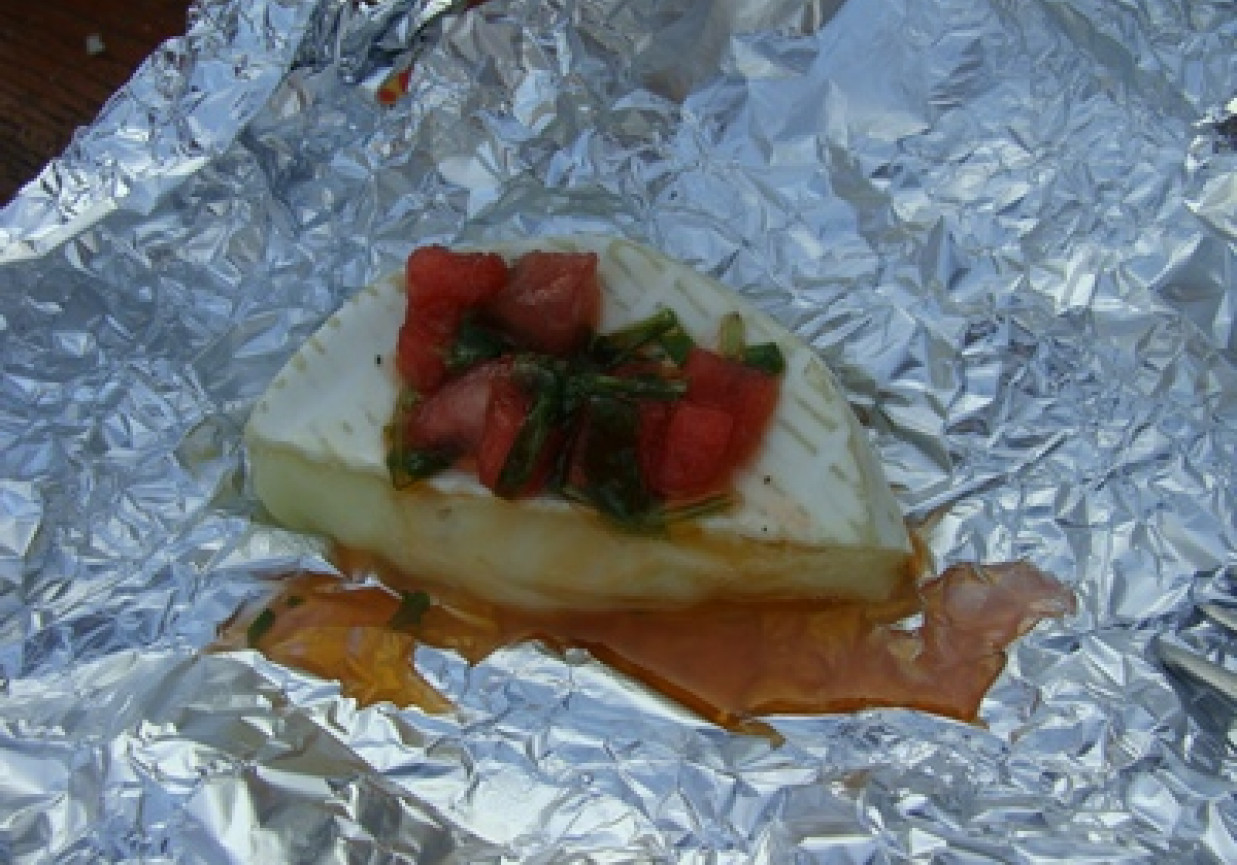 Camembert z salsą arbuzową foto