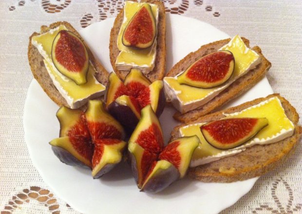Fotografia przedstawiająca Camembert zapiekany z figami na pieczywie - szybka przystawka