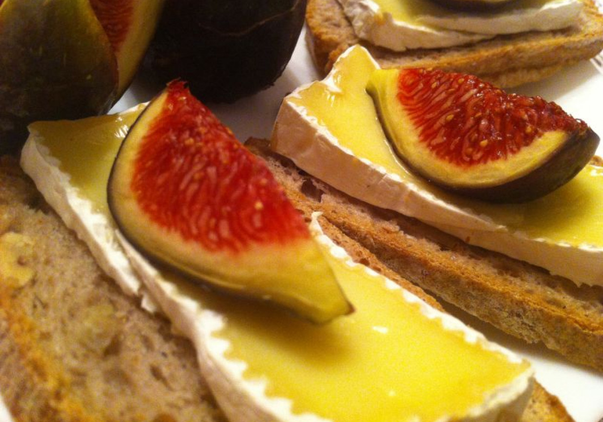 Camembert zapiekany z figami na pieczywie - szybka przystawka foto