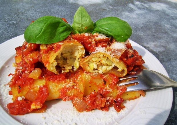 Fotografia przedstawiająca Cannelloni nadziewane ricottą i karczochami w pomidorowym sosie