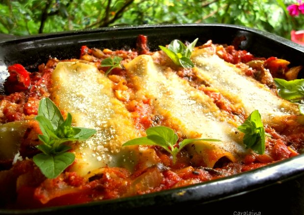 Fotografia przedstawiająca cannelloni nadziewane szpinakem w sosie z pomidorów i papryki
