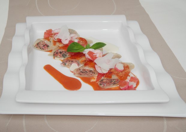 Fotografia przedstawiająca Cannelloni z farszem krabowym podane z sosem homarowym
