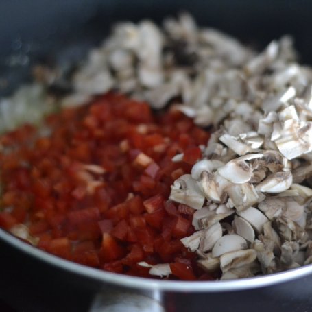 Krok 2 - Cannelloni z farszem mięsnym z przewagą papryki i pieczarek pod beszamelem foto