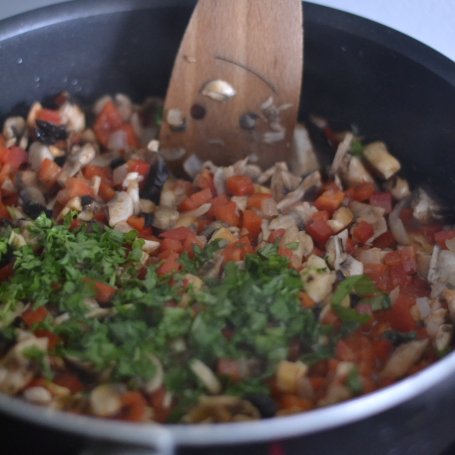 Krok 3 - Cannelloni z farszem mięsnym z przewagą papryki i pieczarek pod beszamelem foto