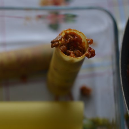 Krok 7 - Cannelloni z farszem mięsnym z przewagą papryki i pieczarek pod beszamelem foto