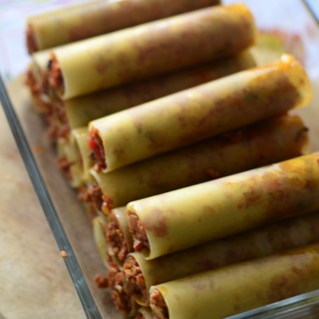 Krok 8 - Cannelloni z farszem mięsnym z przewagą papryki i pieczarek pod beszamelem foto