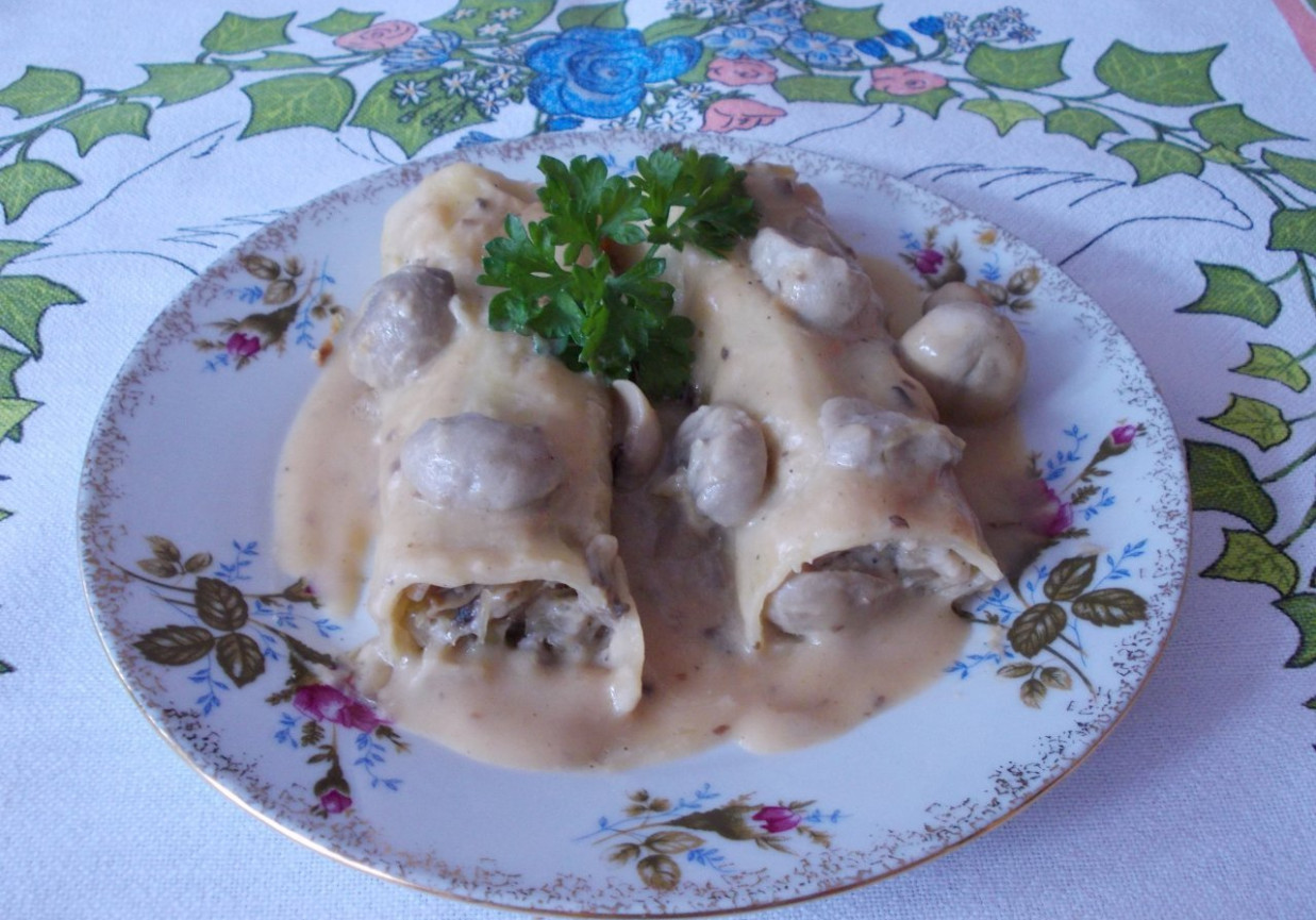 Cannelloni z kapustą i pieczarkami w sosie pieczarkowym.  foto
