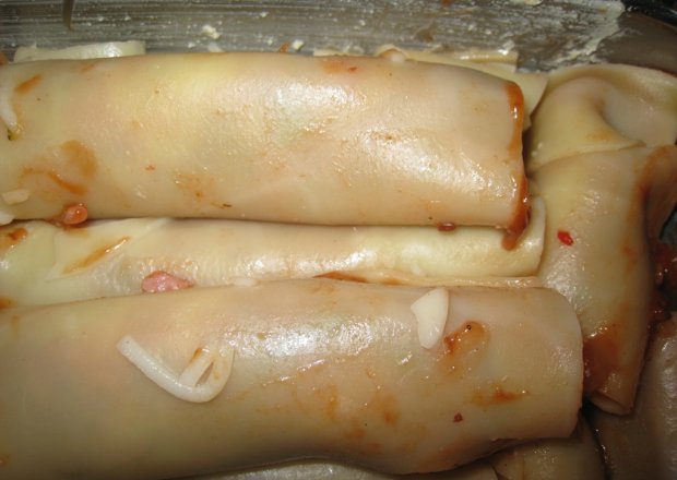 Fotografia przedstawiająca cannelloni z mięsem i pieczarkami